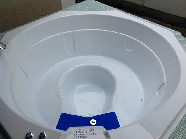 スパはウェルランド社製の「パートナー」。