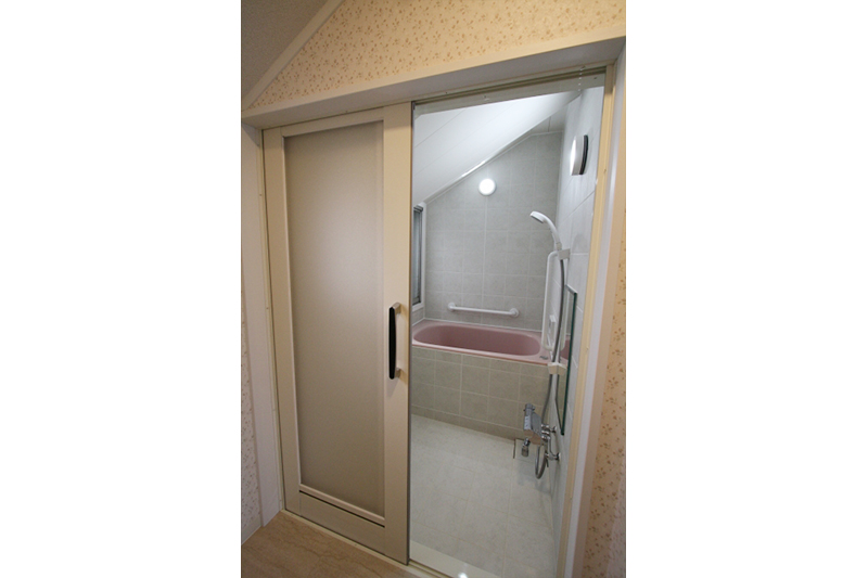 浴室入り口ドアは、一枚引き戸です。