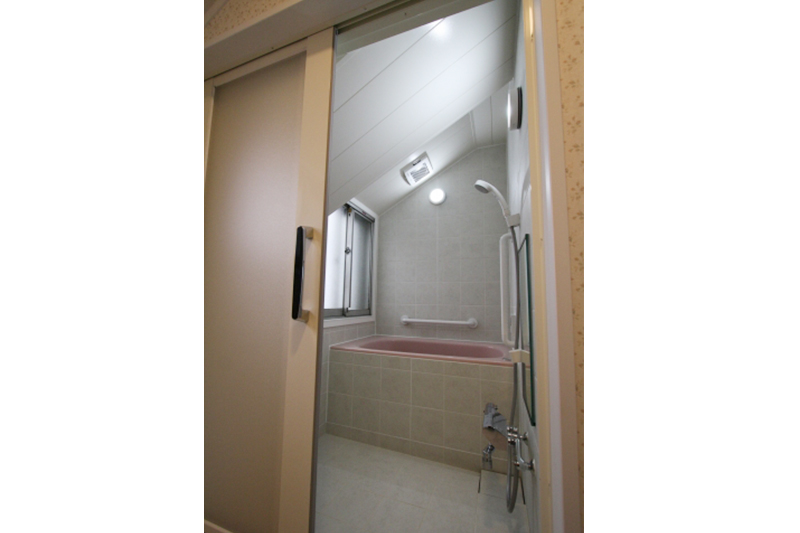 床は、LIXIL社のサーモタイルを採用し、冬場の足裏のヒンヤリ感を解消しました。