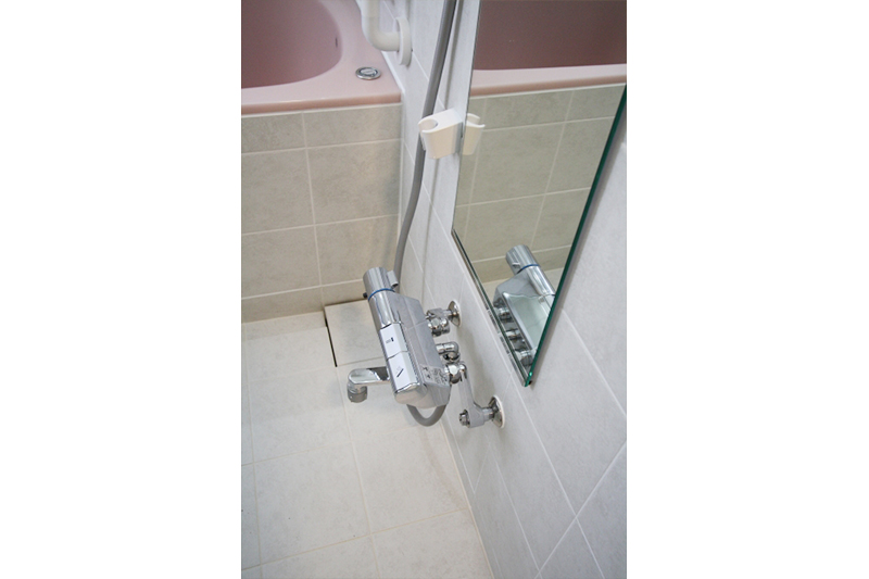 シャワー水栓は、吐水とシャワーの切り替えはタッチ式を採用しました。