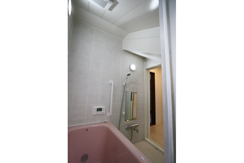 浴槽は、お施主様のお好きなピンク。