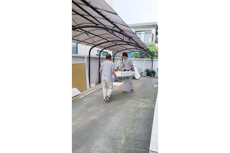 オーダーメイドユニットバスの防水パンを搬入中です。