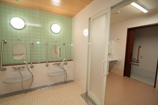 シャワーは同時に3名が利用できます。手すりはステンレス製で特注仕上げです。