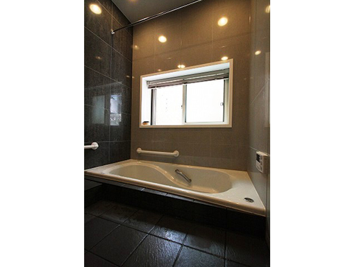 浴槽の跨ぎの高さは50mm程度です。