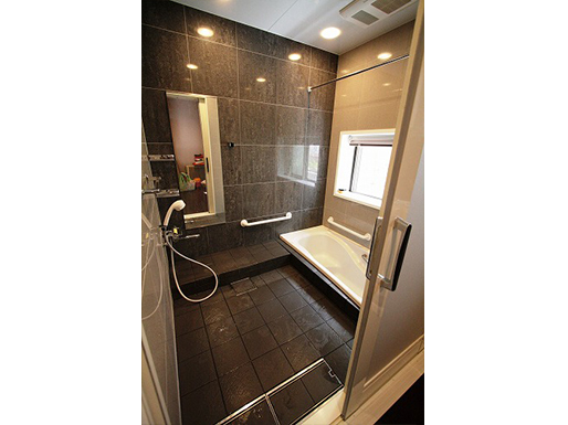 ニギリバーの取り付け位置は、ユニットバス組立工事が終了した後に実際にお客さまに立ち会って頂き、納得頂ける位置に取付ました。