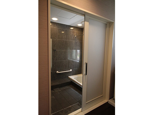 ドアは、引き戸でバリアフリーに対応しました。