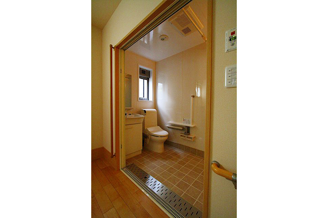 シャーコーナーの間仕切り部分は、シャワーカーテンで。シャワーカーテンのバーが見えます。