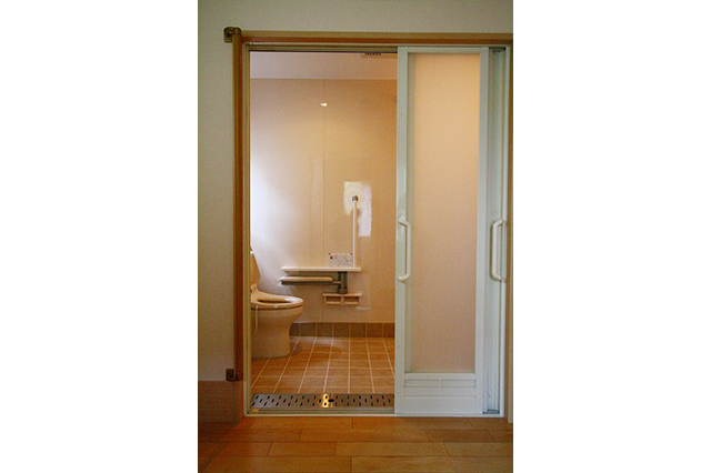 ドアは、アルミ框の三枚引き戸です。