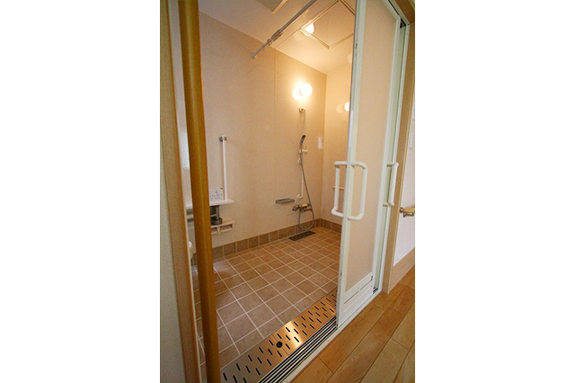 三枚引き戸を開けた状態です。床には、ひんやり感が少ないサーモタイルを採用しています。