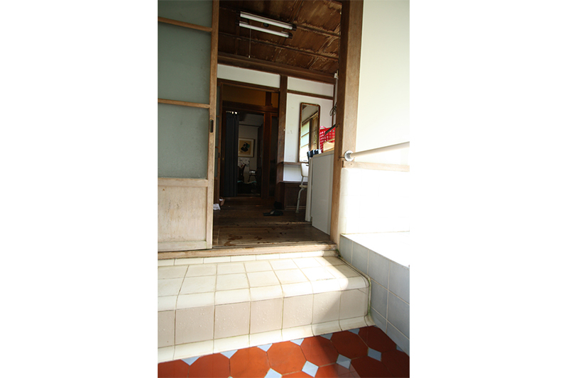 洗面室の床からの段差が２０ｃｍもあってとても危険。