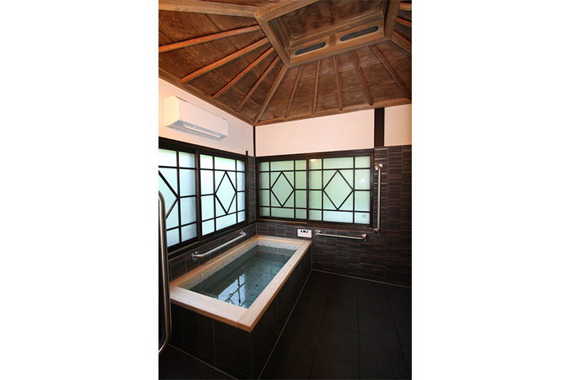 天井は、既存のままに残して、クリーニングをしています。