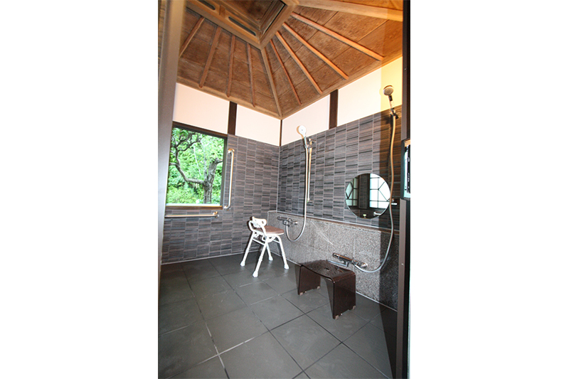 ドアは、アルミ框の開き戸です。