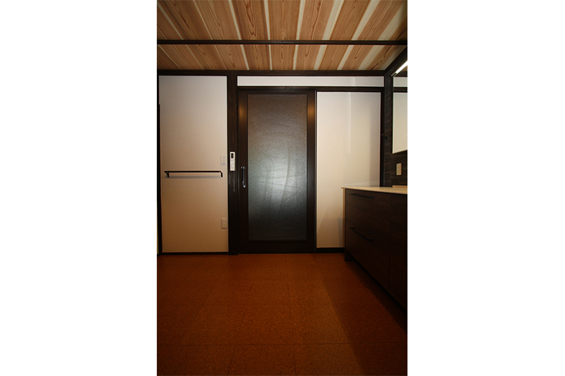 脱衣場の床は、コルクタイルを貼り、暖かく、クッション性のある仕上げにしました。