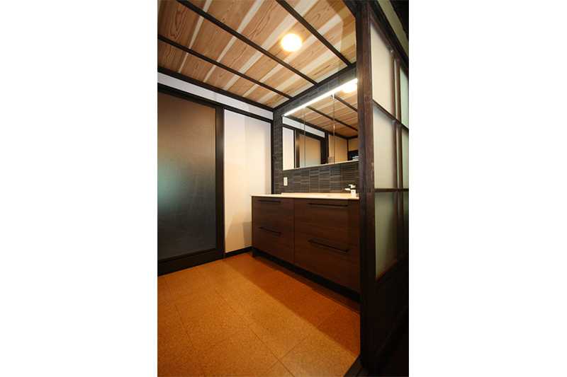 洗面化粧台もTOTO製を採用しました。