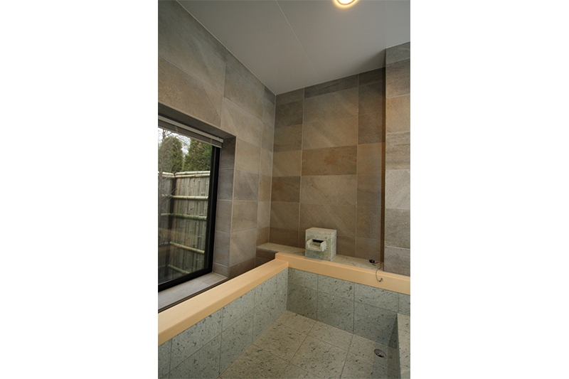 坪庭が良く見えるよう、お客様のご要望で窓は低く取り付けました。