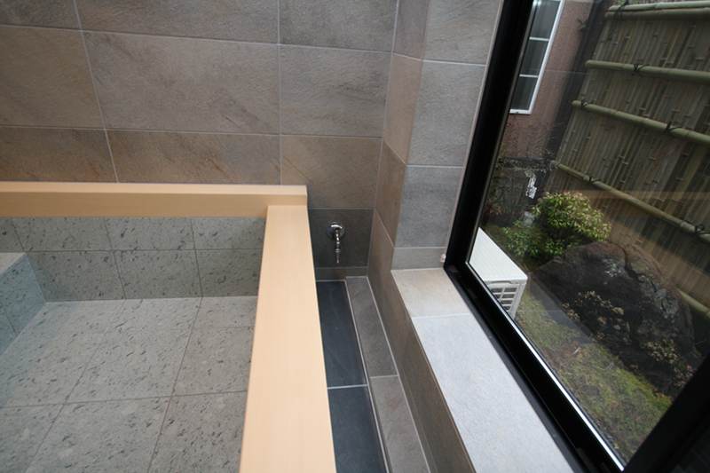 浴槽と窓の間には、隙間を設けてあふれたお湯を排水できるようにしています。