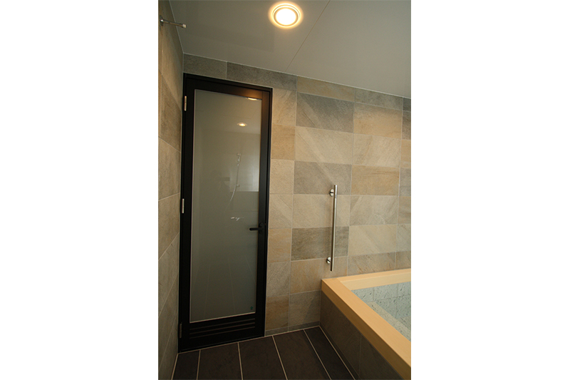 ドアは、アルミ框の開き戸です。