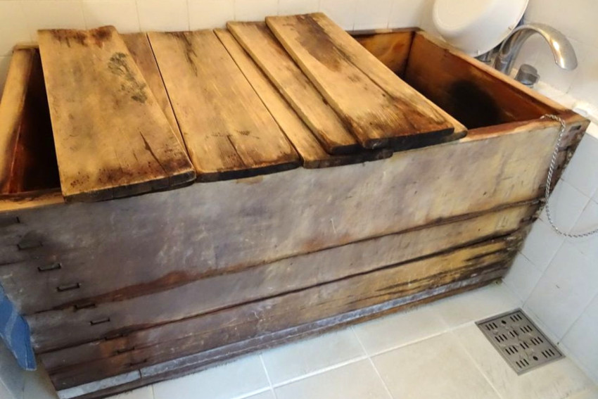 天然木の浴槽の交換（メンテナンス）