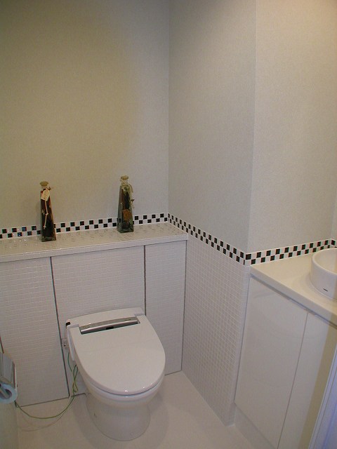 洗面化粧台とトイレ空間