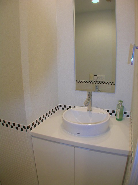 洗面化粧台とトイレ空間