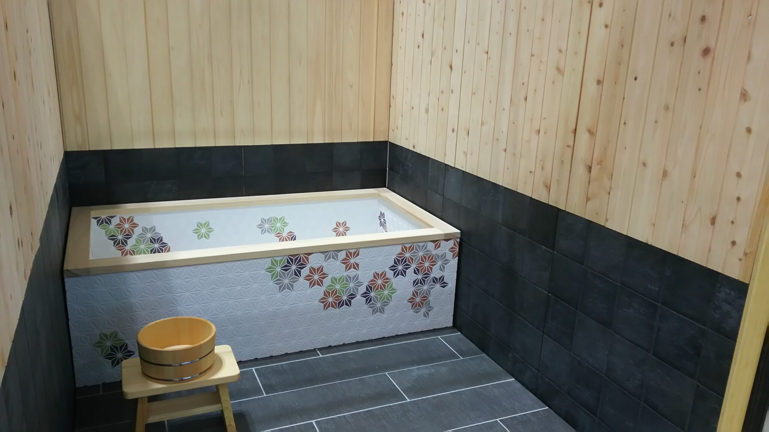 華やかなタイルで物語のような空間に