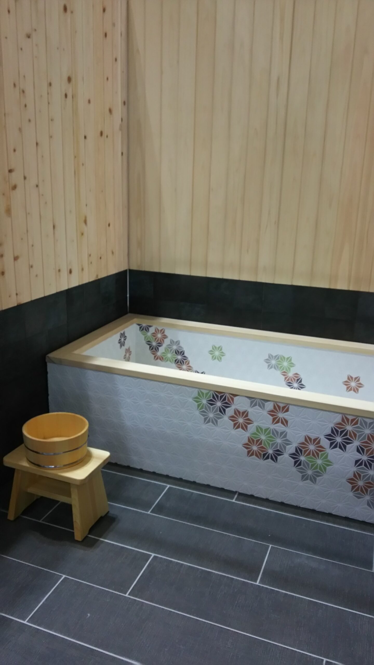 華やかなタイルで物語のような空間に