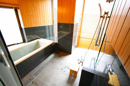 マンションでも実現可能!天然木の浴槽を