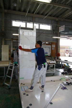 壁を立て込んでいきます。