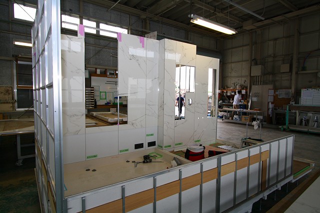 壁を立て込んでいきます