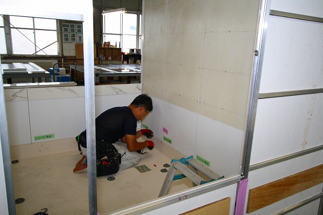 壁と防水パンの接合部分に不具合がないかチェックします。