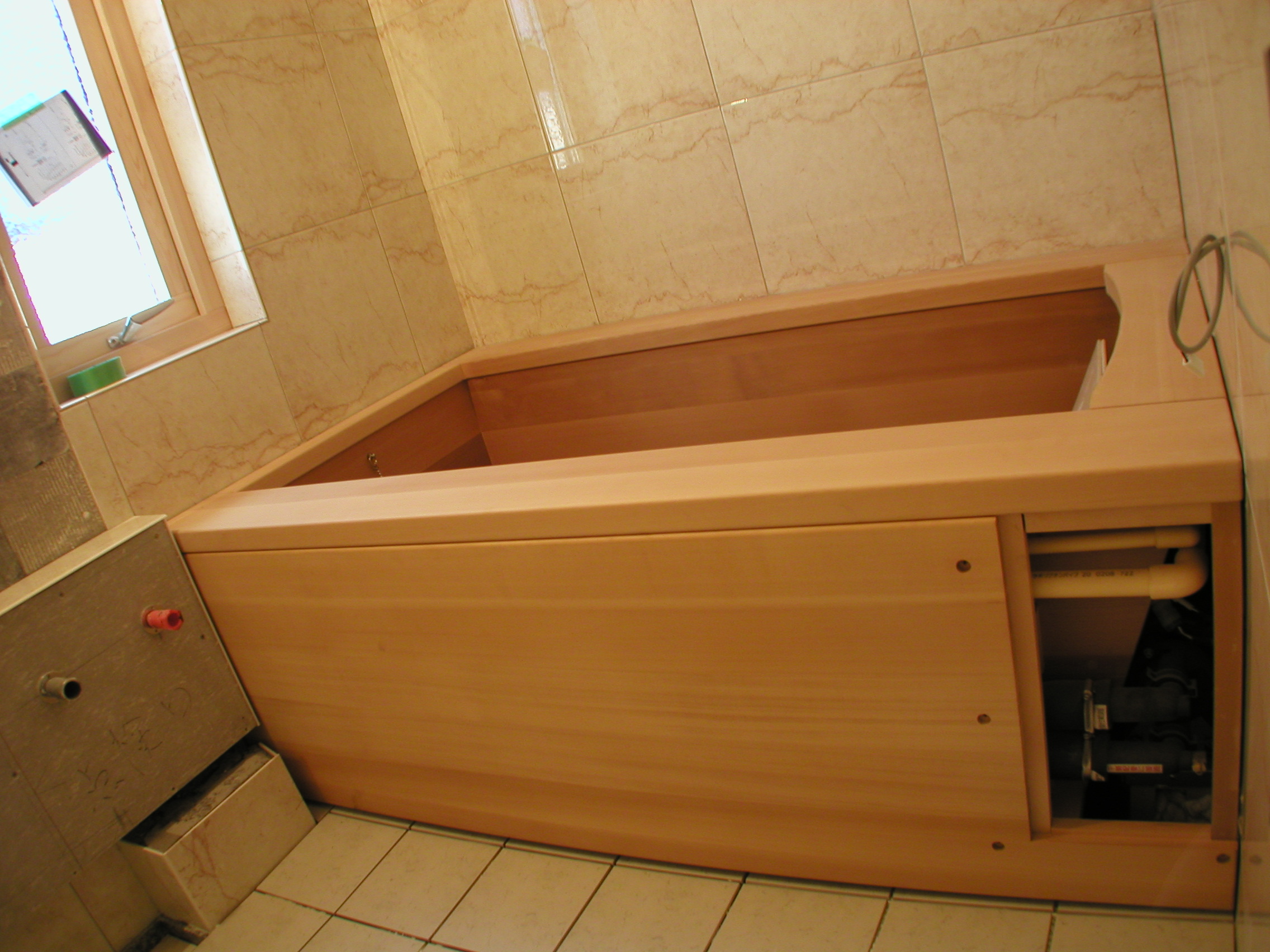 高級天然木浴槽にジェットバスを取り付けた現場です。