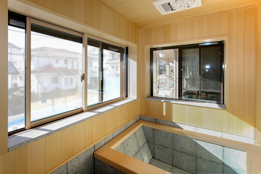 明るい粋な侘びの世界を楽しむ浴室。横浜市金沢区 住宅地に建築した離れ家。