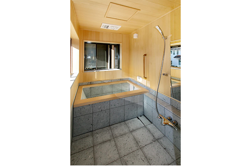 明るい粋な侘びの世界を楽しむ浴室。横浜市金沢区 住宅地に建築した離れ家。