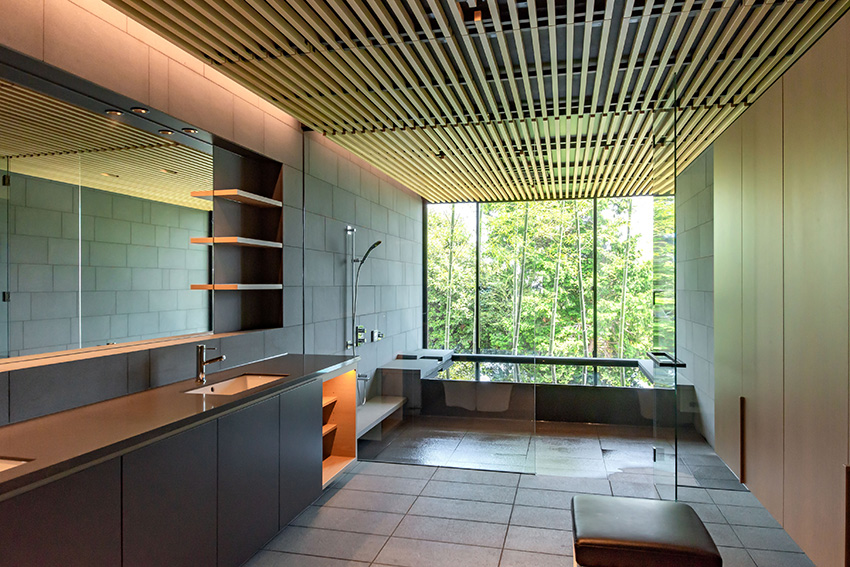 温泉地「熱海の別荘」 フレームレスガラスドア施工事例