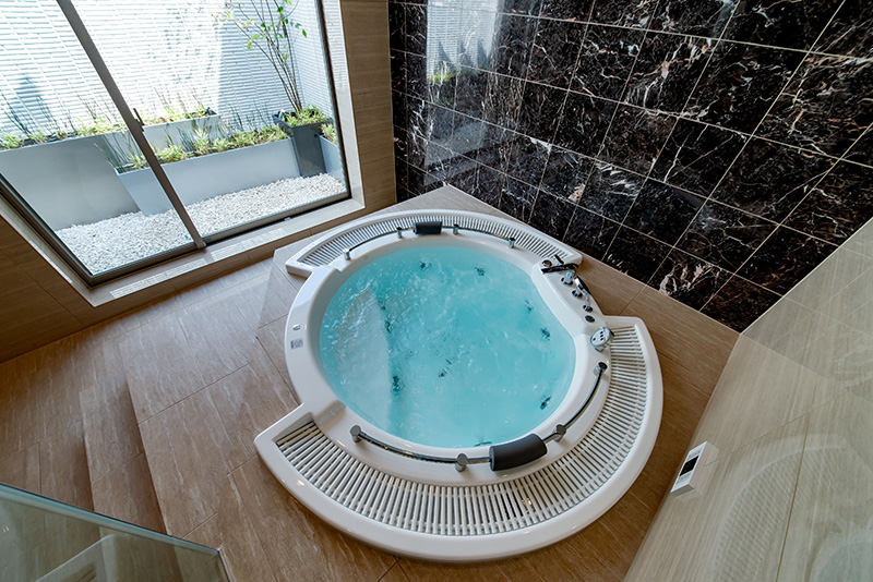 ラグジュアリーで豪華な住宅にホテルのスイートルームのようなバスルーム