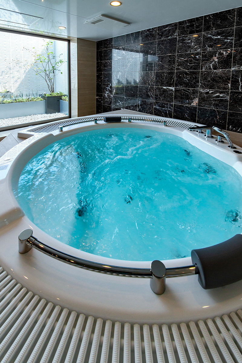 ラグジュアリーで豪華な住宅にホテルのスイートルームのようなバスルーム