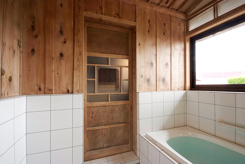 天然木の趣のある引き戸