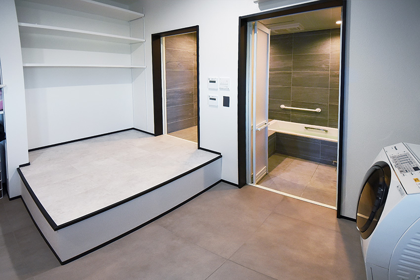 脱衣所も、車椅子ユーザーの方が介助者なしで、一人で浴室に入れるように設計