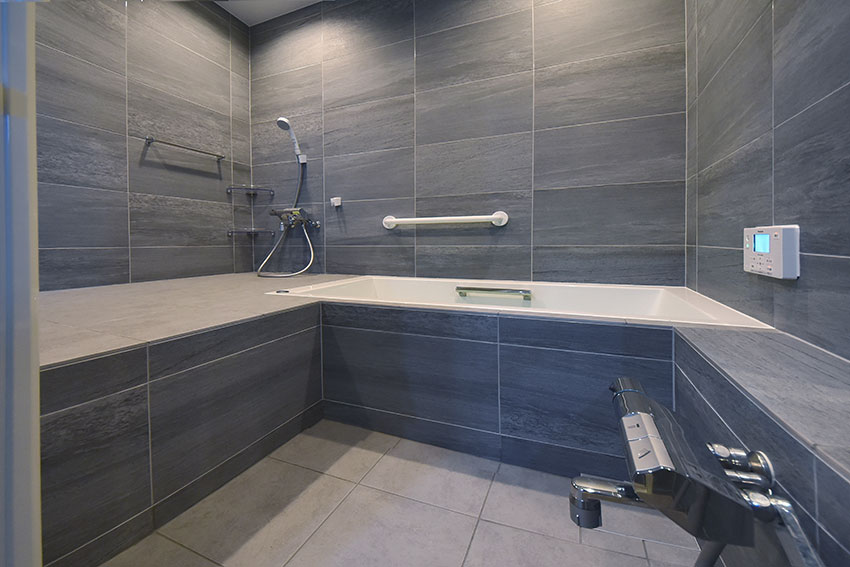 車椅子ユーザーの方もご家族で一緒に楽しく入浴できるデザインバスルーム