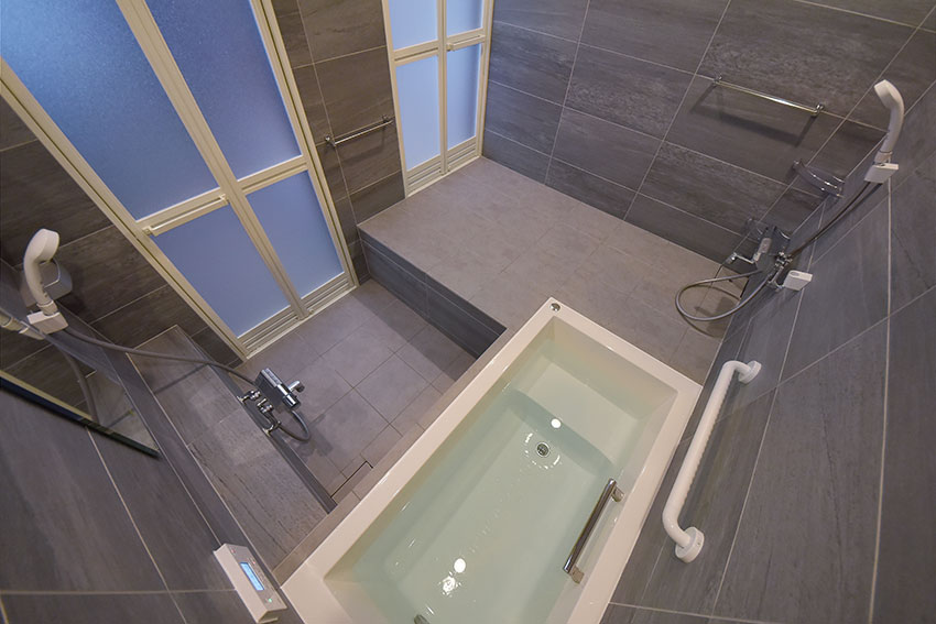 車椅子ユーザーの方もご家族で一緒に楽しく入浴できるデザインバスルーム