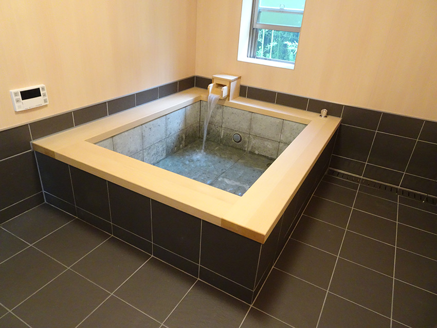 十和田石とヒノキの純和風オーダーバス