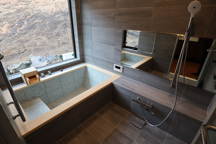 十和田石の浴槽は、高級温泉旅館の雰囲気がたっぷり。温泉宿に行かなくても、自宅で入浴が楽しめる浴室