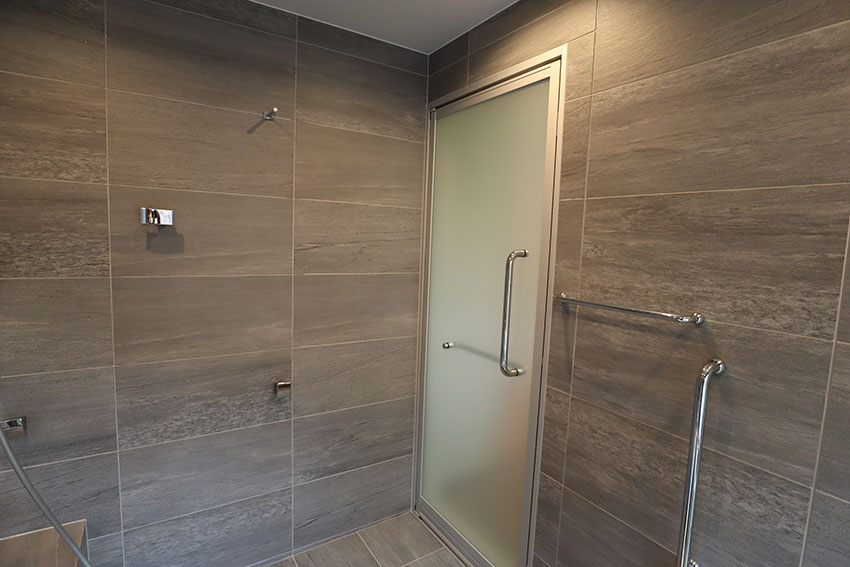 十和田石の浴槽は、高級温泉旅館の雰囲気がたっぷり。温泉宿に行かなくても、自宅で入浴が楽しめる浴室