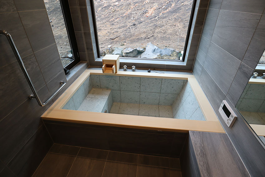 十和田石の浴槽は、高級温泉旅館の雰囲気がたっぷり。温泉宿に行かなくても、自宅で入浴が楽しめる浴室