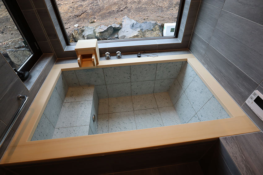 十和田石の浴槽は、高級温泉旅館の雰囲気がたっぷり。温泉宿に行かなくても、自宅で入浴が楽しめる浴室