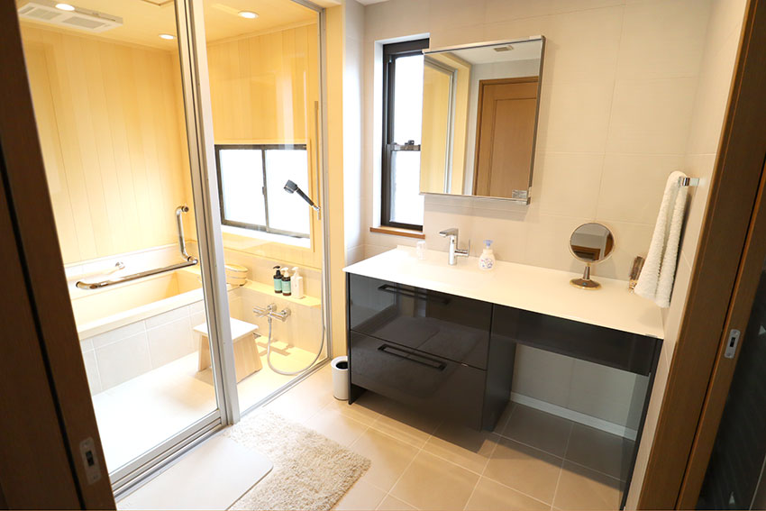 こだわりの天然木和風浴槽と洋風モダンバスルーム、キッチン・トイレのリフォーム