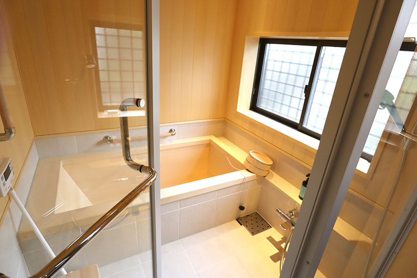 こだわりの天然木和風浴槽と洋風モダンバスルーム、キッチン・トイレのリフォーム