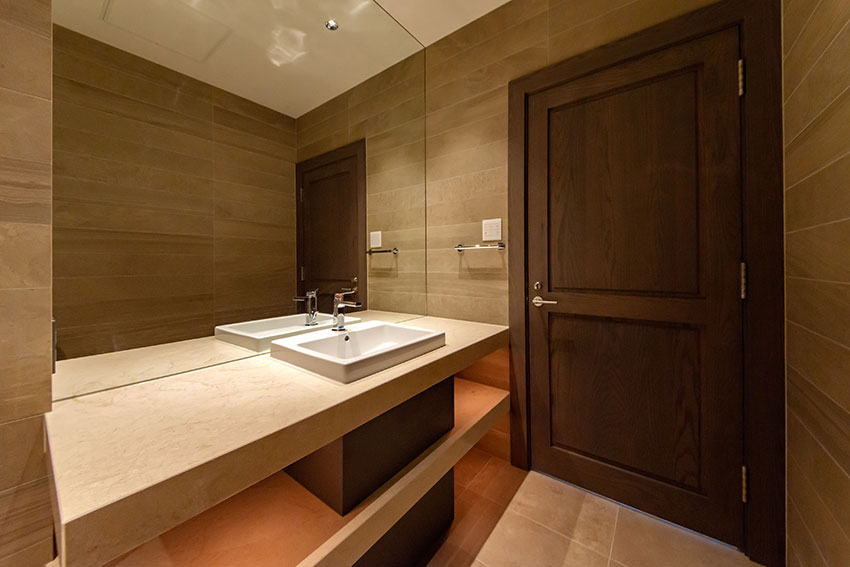 ブラウンを基調にしたシャワールーム