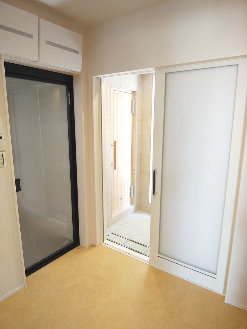 本格「ロウリュウ」サウナがご自宅に！水風呂のユニットバスからサウナ室に直接アプローチ