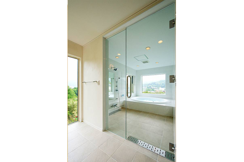 葉山の高台にある個人邸住宅 フレームレスガラスドア施工事例